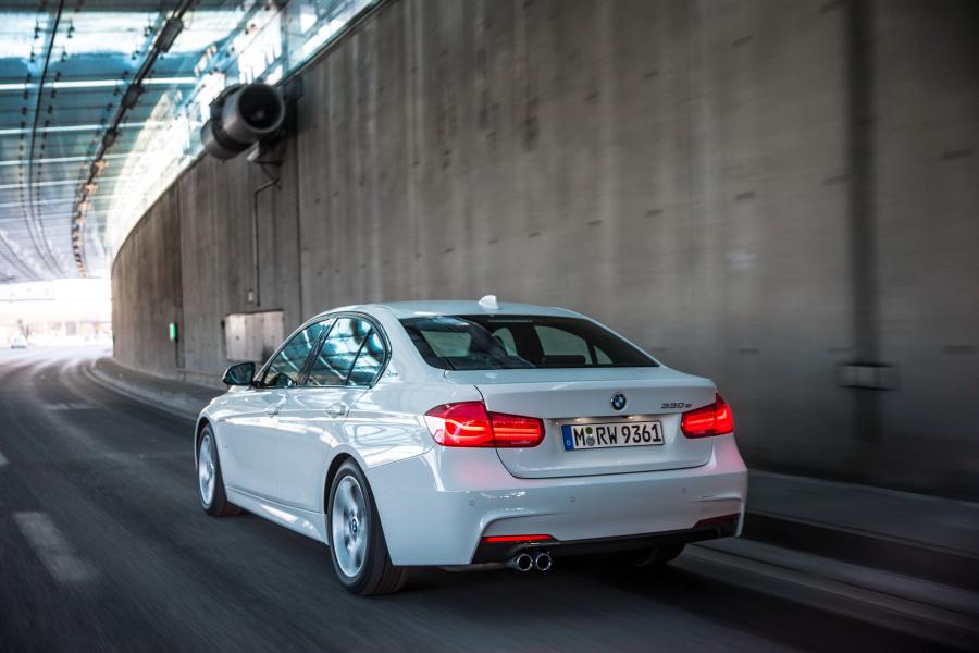  BMW 330e M Sport 2016 года  (фото 23 из 40)